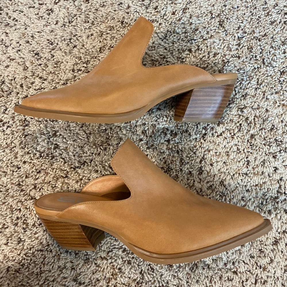 Never worn Sbicca Tan Mules!